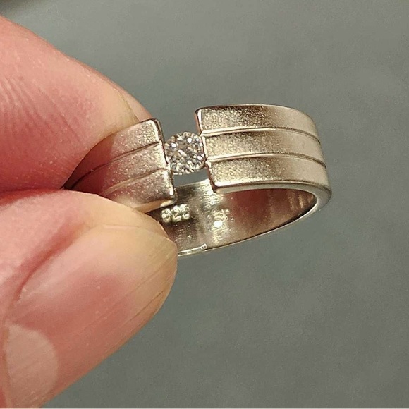 Womans / Mens brushed silver ring with zircon stone size 9 - Picture 3 of 3